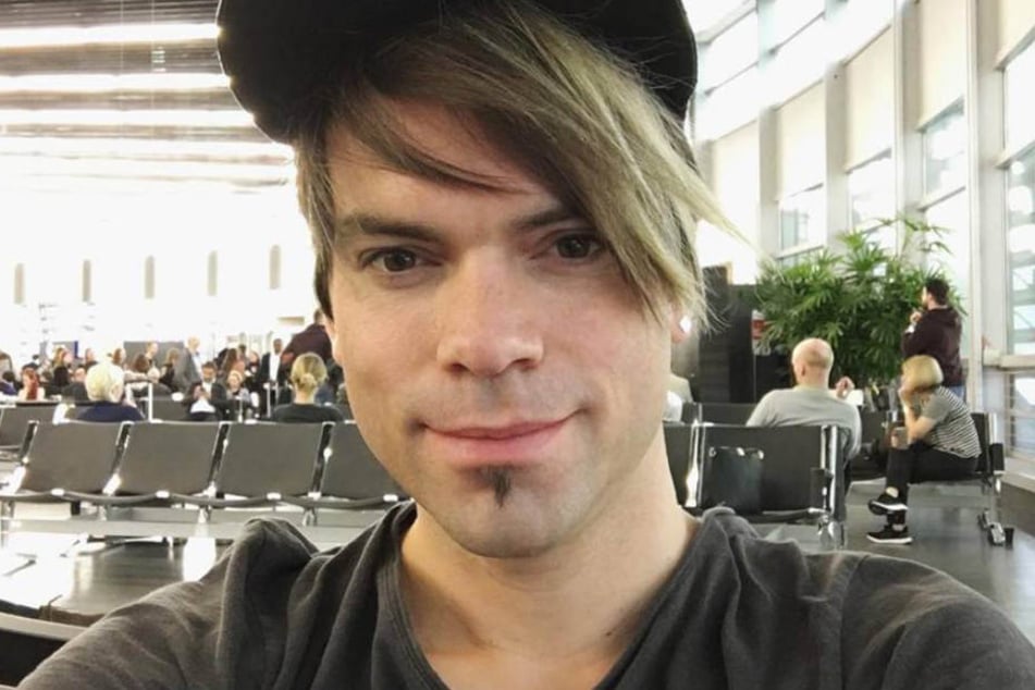 Chris sitzt ganz alleine am Flughafen! Was hat er vor?