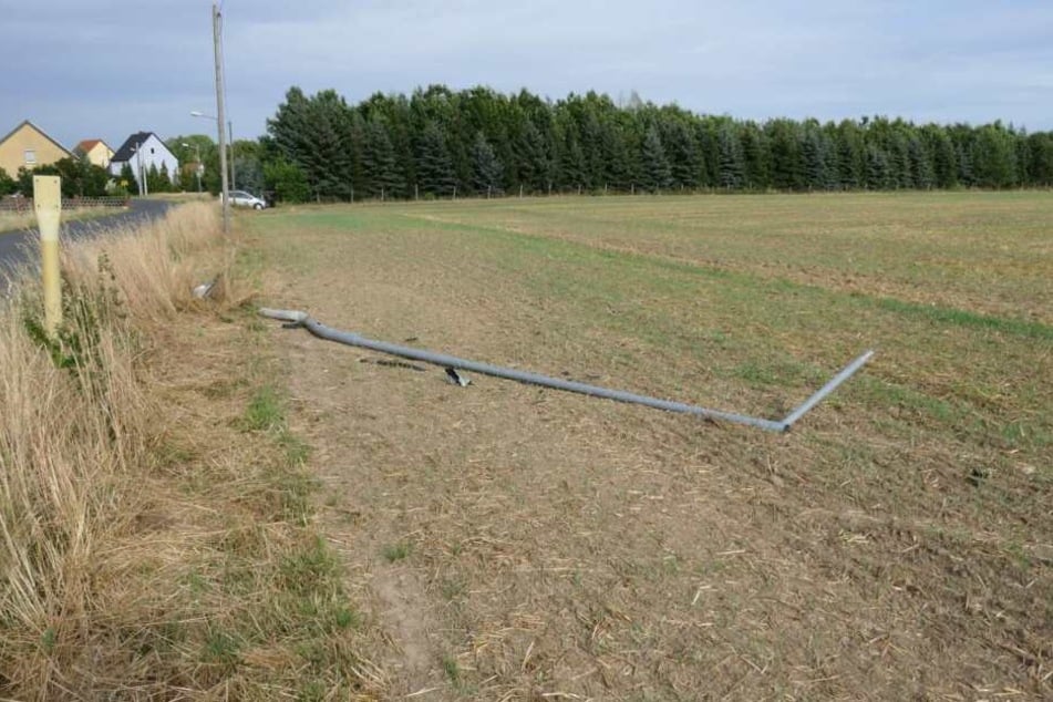 Diese Laterne hatte das Auto umgefahren und war dann über das Feld geschossen.