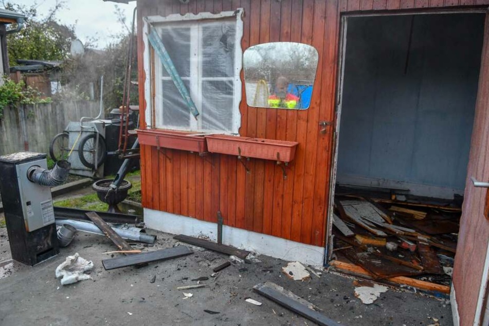 Nach dem erfolgreichen Löschvorgang lag in der Laube alles kreuz und quer durcheinander.