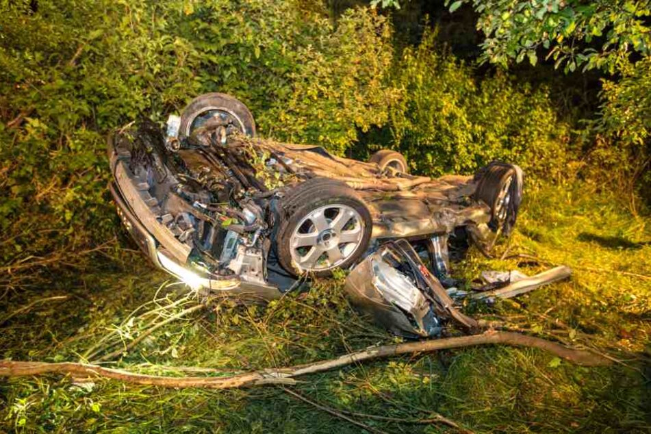 Erst 250 Meter nach dem missglückten Überholmanöver kam der Audi im Straßengraben auf dem Dach zum Stillstand.