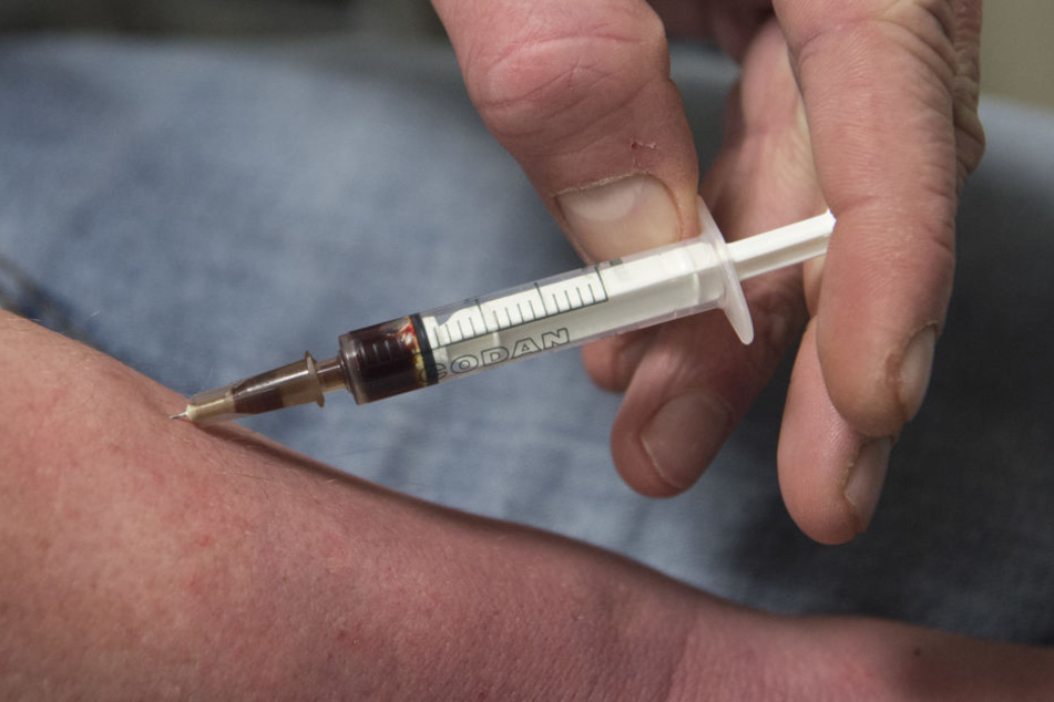 Heroin gehört zu den illegalen Drogen. Der abhängig machende Konsum kann töten.