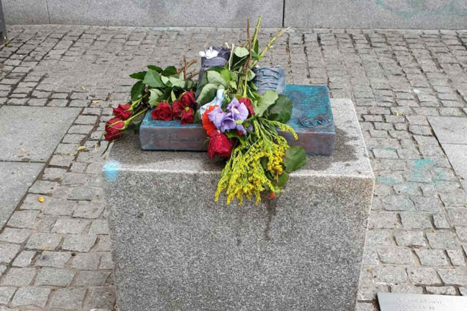 Von der Statue sind nur noch die Schuhe geblieben. Unbekannte legten Blumen auf die Reste.