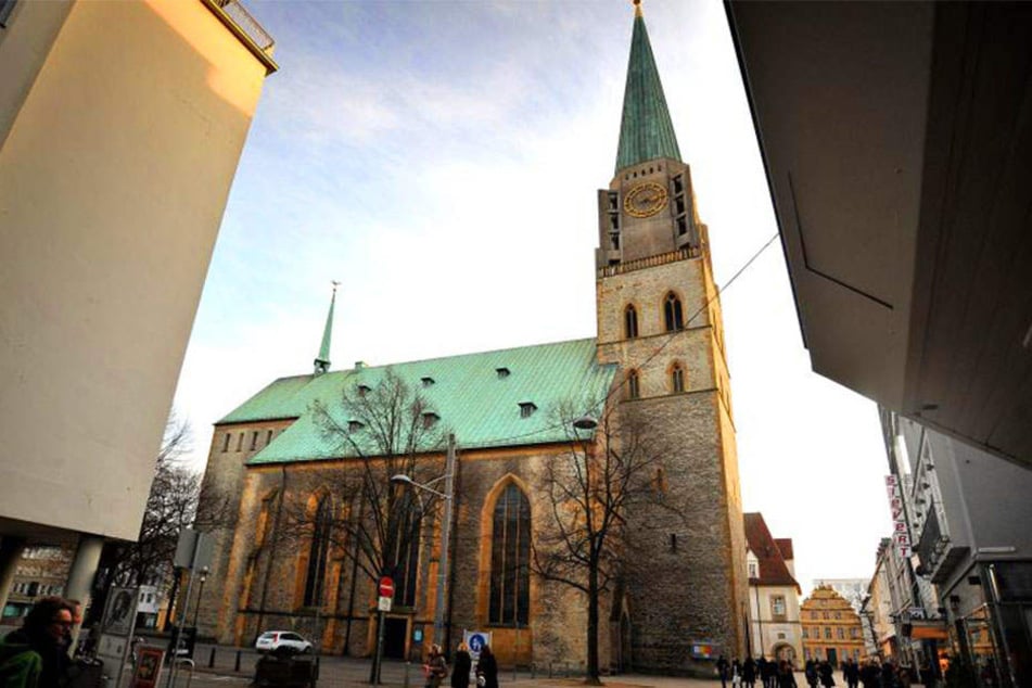 Von der Altstadtkirche aus tönt das Gelächter über die Innenstadt hinweg.
