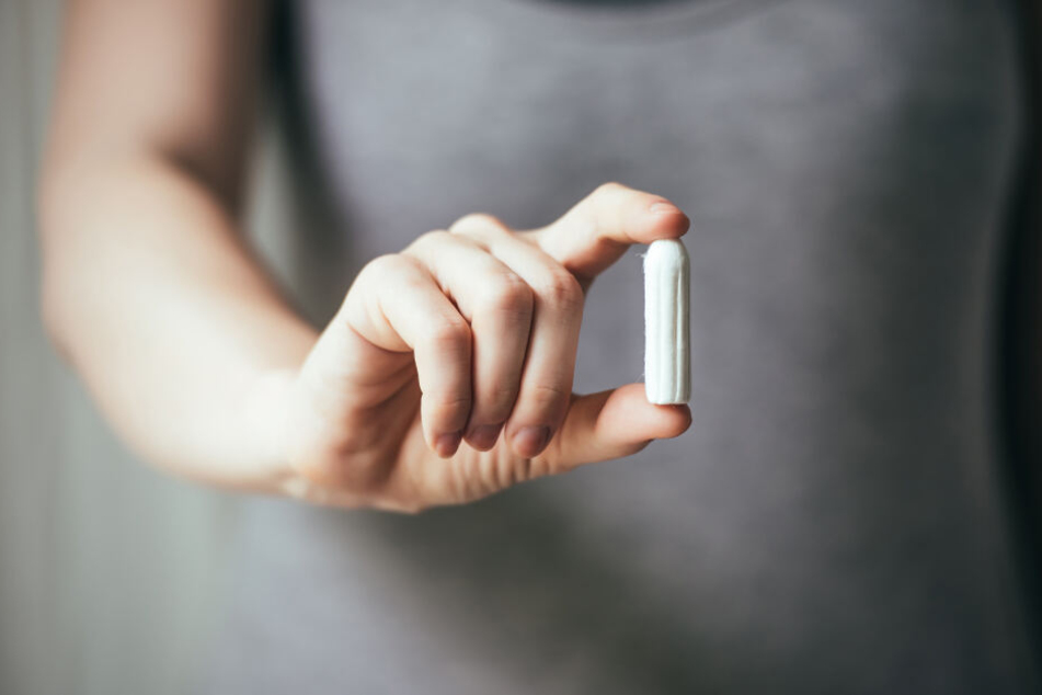 Auf der Suche nach Drogen zog die Polizistin ihrem Opfer den Tampon heraus. (Symbolbild)