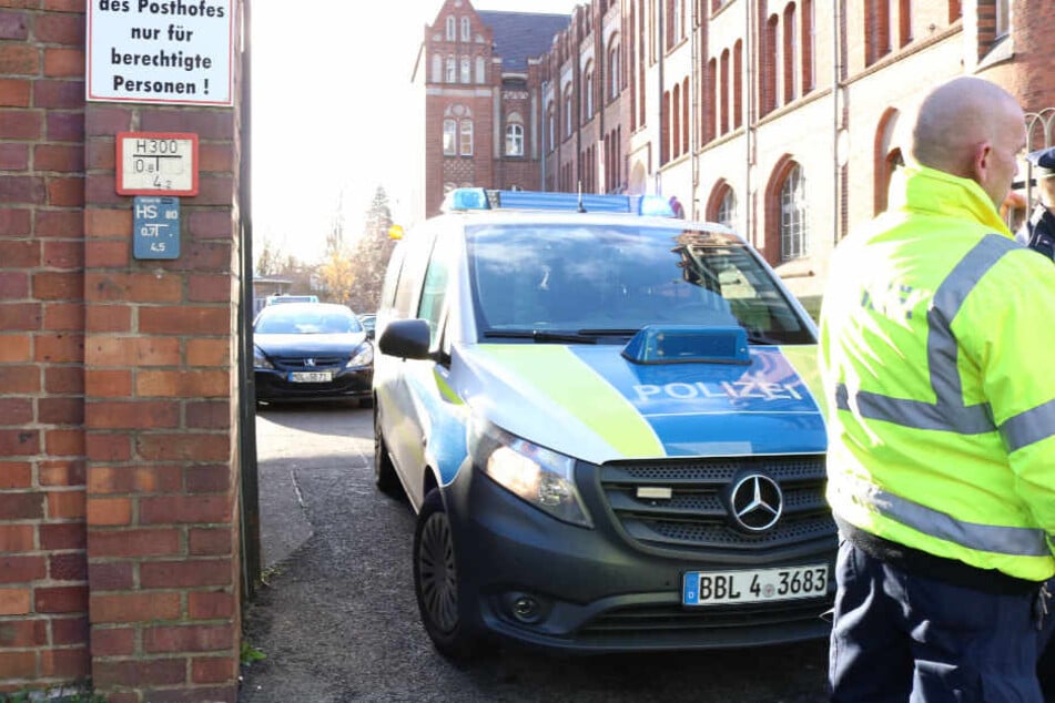 Polizisten sperren die Zufahrt zu dem Postgebäude in der Innenstadt ab.