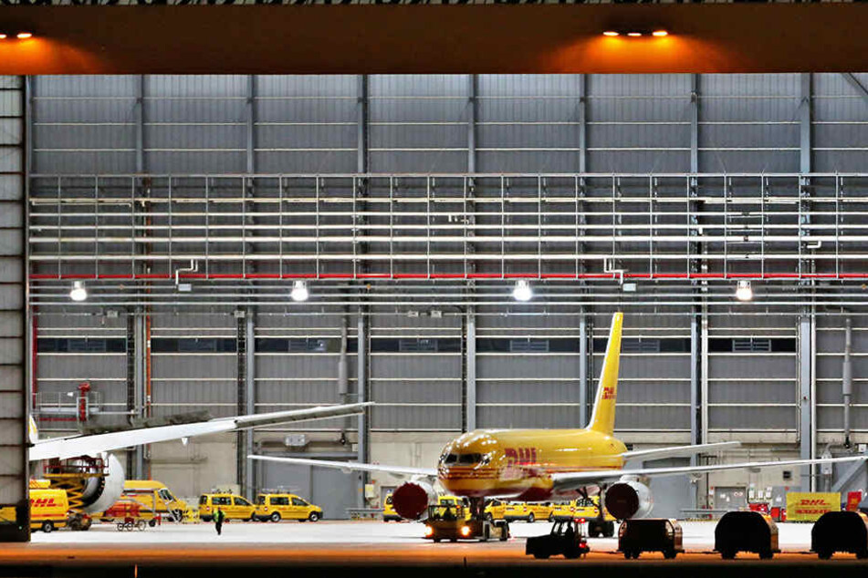 Der Flughafen Leipzig-Halle soll Deutschlands zentraler Frachtflughafen werden. Kritiker befürchten noch mehr Fluglärm. (Archivbild)