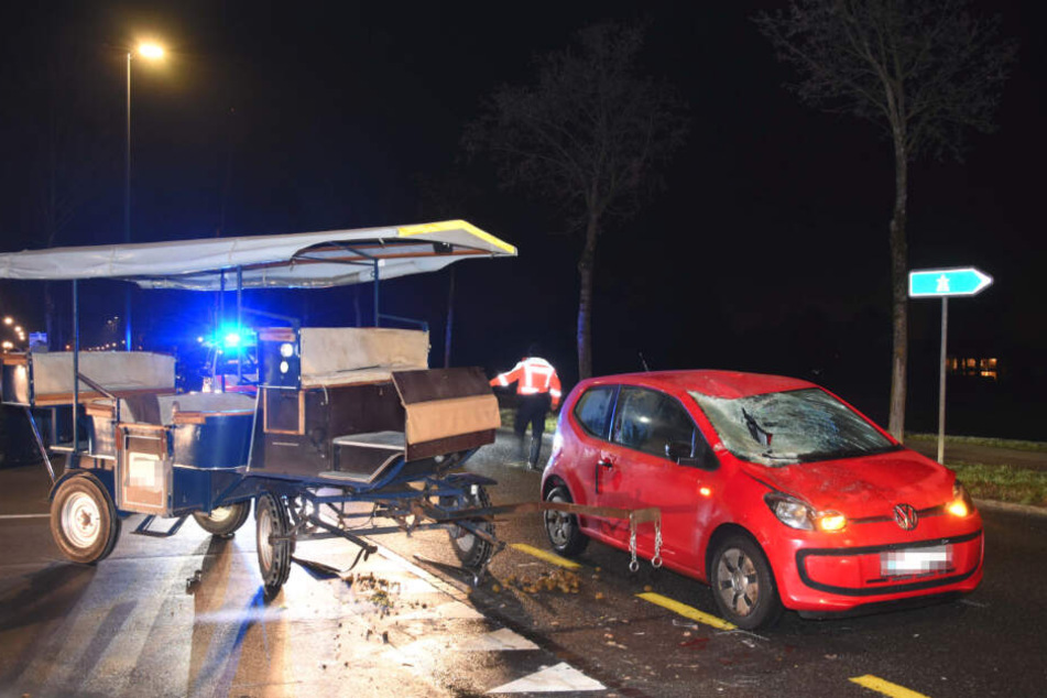 Als das gespann abbiegen wollte, kam es zum Zusammenstoß mit dem VW.
