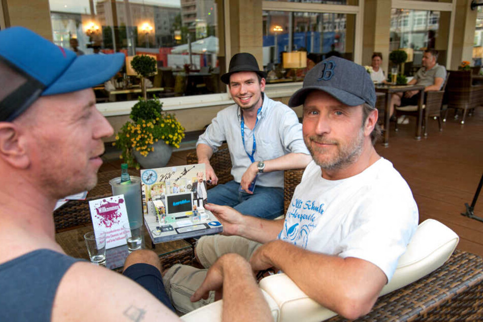Auf der Terrasse des Chemnitzer Hof: TAG24-Redakteur Jakob Nützler (hinten, 30) nutzte die Chance, um sich nach dem Interview Autogramme von Bjarne Mädel (rechts) und "Stromberg"-Regisseur Arne Feldhusen abzuholen.