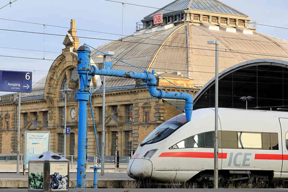 Wegen Arbeiten für die ICE-Strecke Berlin-München ist der Hauptbahnhof Halle ab Mittwochabend acht Tage lang gesperrt. (Archivbild)