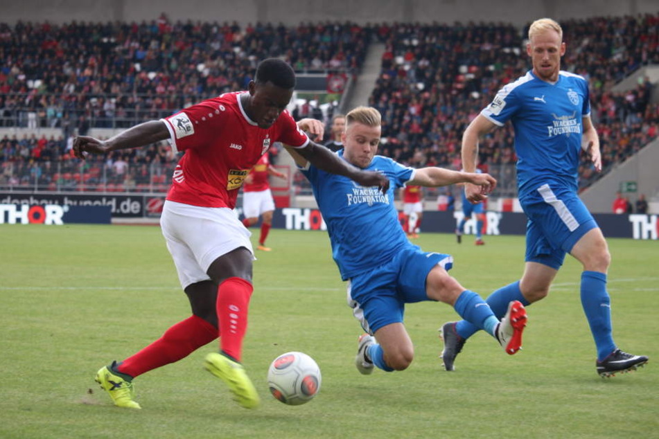 Die beiden Drittligisten wollen ihre Spiele endlich nachholen. (Archivbild)