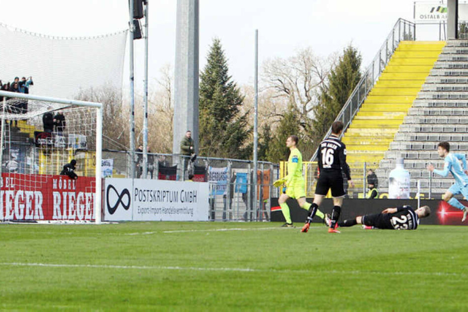 Tom Baumgart (2.v.r.) trifft im Spiel beim VfR Aalen. Umsonst, der CFC verlor die Partie.