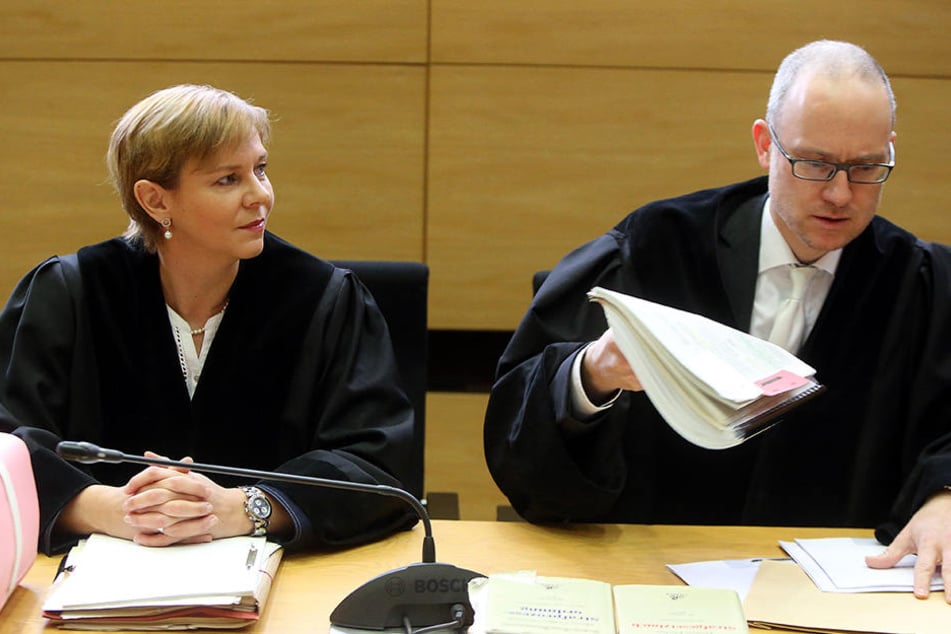 Die Verteidigung fordert eine Neubesetzung der Anklageseite. Staatsanwältin Jürgenlohmann (li.) soll zu viele Details an die Öffentlichkeit getragen haben.