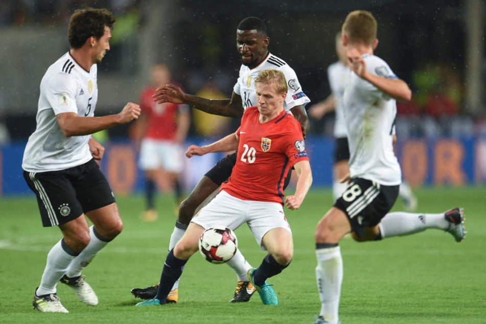 Ein Norweger sieht sich drei deutschen Nationalspielern ausgesetzt und ist chancenlos gegen die Übermacht.