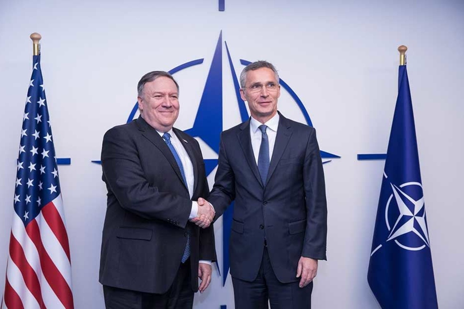 Jens Stoltenberg (r), NATO-Generalsekretär, schüttelt die Hand von Mike Pompeo, Außenminister der USA, vor einem Treffen am Rande des NATO-Außenministertreffens im NATO-Hauptquartier.