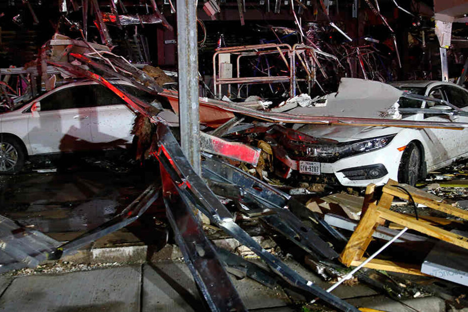 Zerstörte Autos am Samstag in Canton (Texas) nach einem Tornado - mehrere Tornados haben am Samstag Spuren der Verwüstung durch den Osten des US-Bundesstaats Texas gezogen.