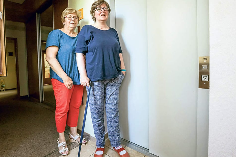Mutter Beate Schwartz (66) mit Tochter Diana Schwartz (46) vor dem kaputten
Fahtstuhl. Die Reparatur muss die Familie nun selbst zahlen.