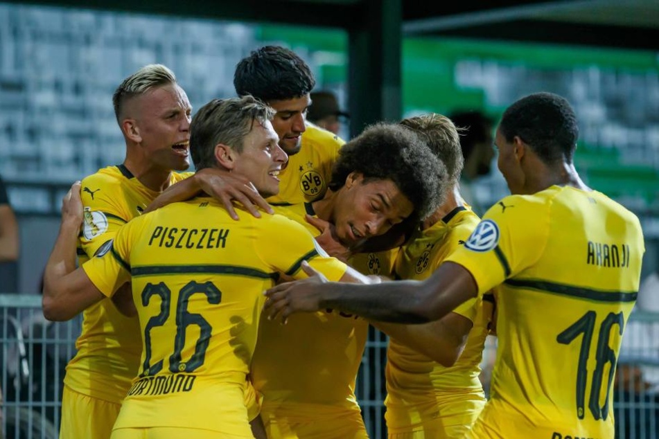 Gemeinschaftlicher Borussen-Jubel nach dem 1:1-Ausgleich in letzer Minute. Axel Witsel (Mitte) wird geherzt.
