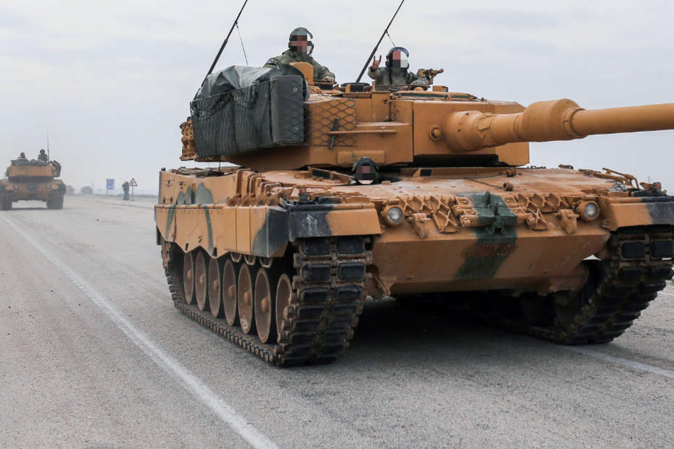 Das Archivbild zeigt einen türkischen Panzer vom Typ Leopard 2A4 in der Nähe der syrischen Grenze.