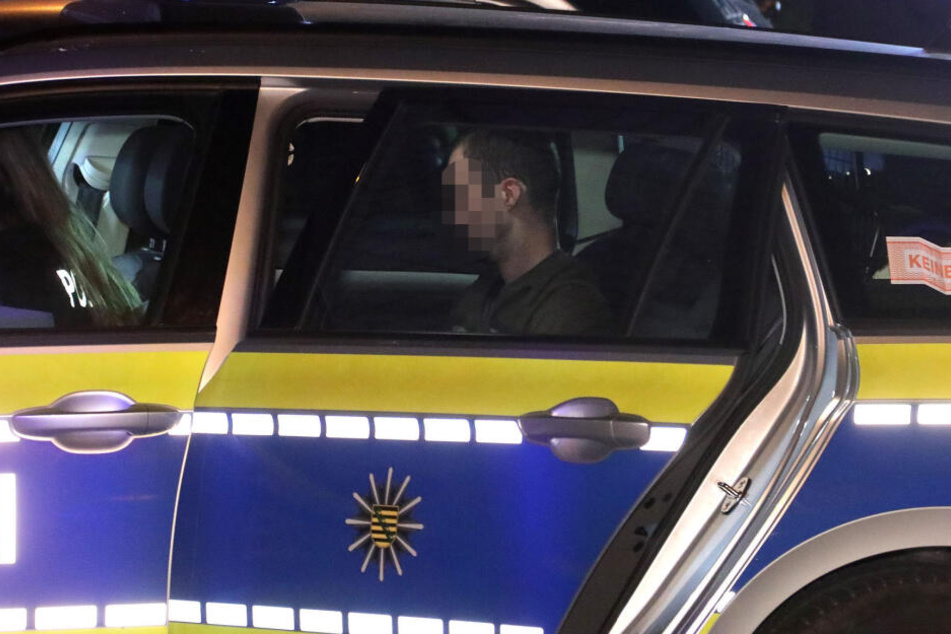 Der 38-jährige Tatverdächtige im Auto der Polizei.