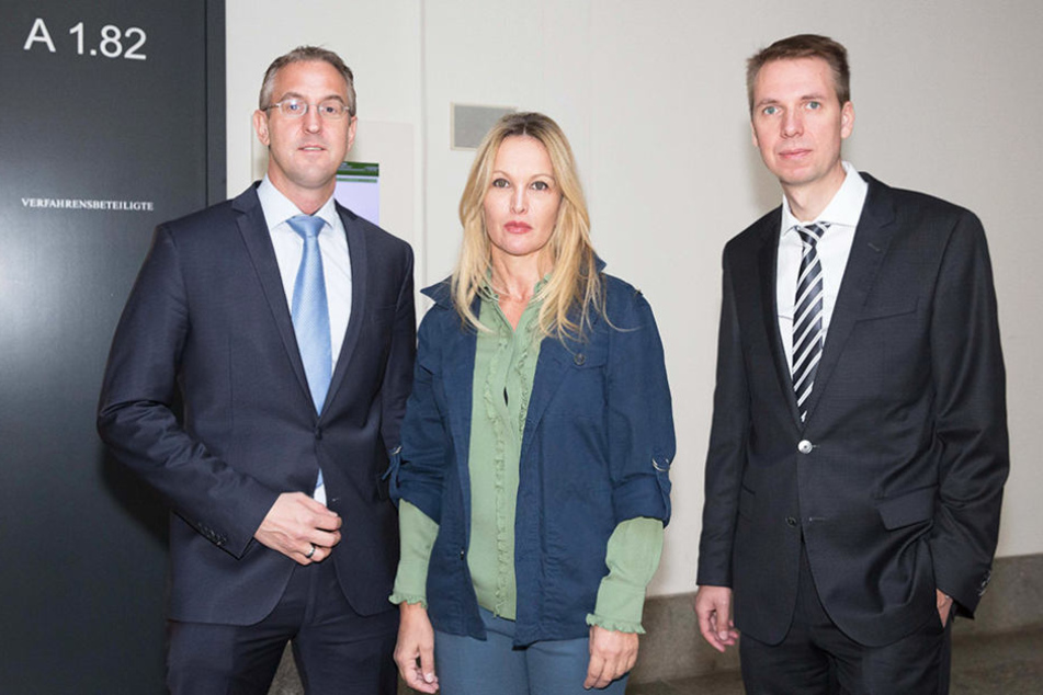 Regine Töberich (52) mit ihren Anwälten Wolfram
Müller-Wiesenhaken (39) und Steffen Gerchel (41).