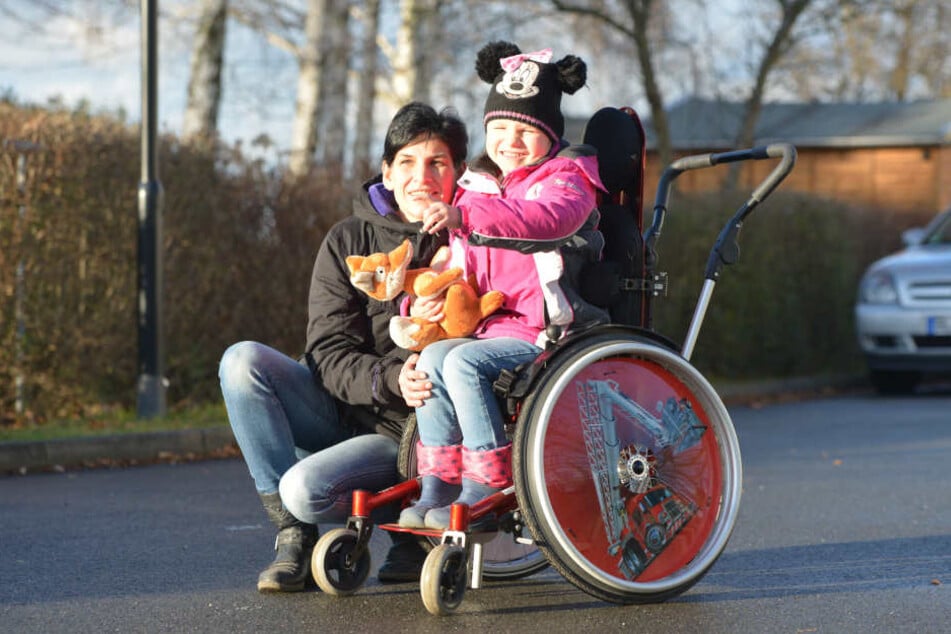 Wegen einer seltenen Krankheit ist die 6-Jährige meist auf einen Rollstuhl angewiesen.