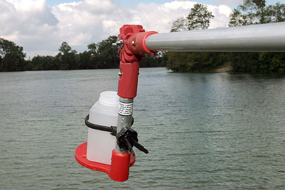 Wie die Behörde am Freitag mitteilte, wiesen 20 von 21 Wasserproben, die zum Wochenbeginn an verschiedenen Badestellen entnommen worden waren, keine messbaren Belastungen auf. (Symbolbild)