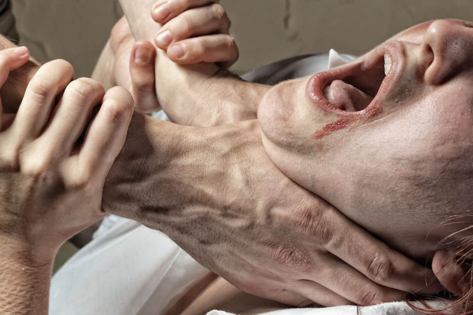 Die 43-Jährige wehrte sich und rannte weg. Deswegen erwürgte der Tatverdächtige seine Ex-Freundin. (Symbolbild)