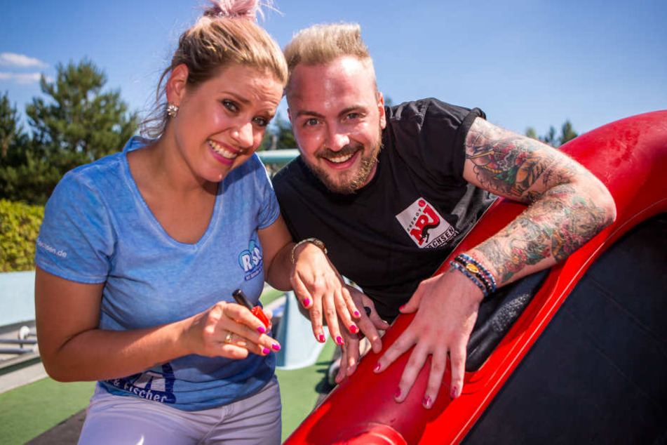 Mit seiner Frau Lena (36, l.) von R.SA wird Energy-Sachsen-Moderator Julian Mengler (31) für einen Werbedreh vor der Kamera stehen. Im Bild: Beim Familienduell im Freizeitpark BELANTIS haben sich beide 2016 die Fingernägel lackiert.