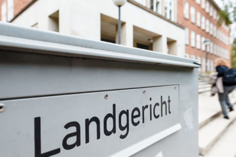 Am Landgericht in Kiel wurde der Prozess um einen Porsche-Fahrer fortgesetzt, der bei voller Fahrt mit einer Schusswaffe auf der A215 auf ein anderes Auto gefeuert hat.