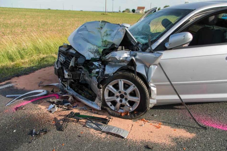 Der Audi-Fahrer wurde bei dem Unfall schwer verletzt.