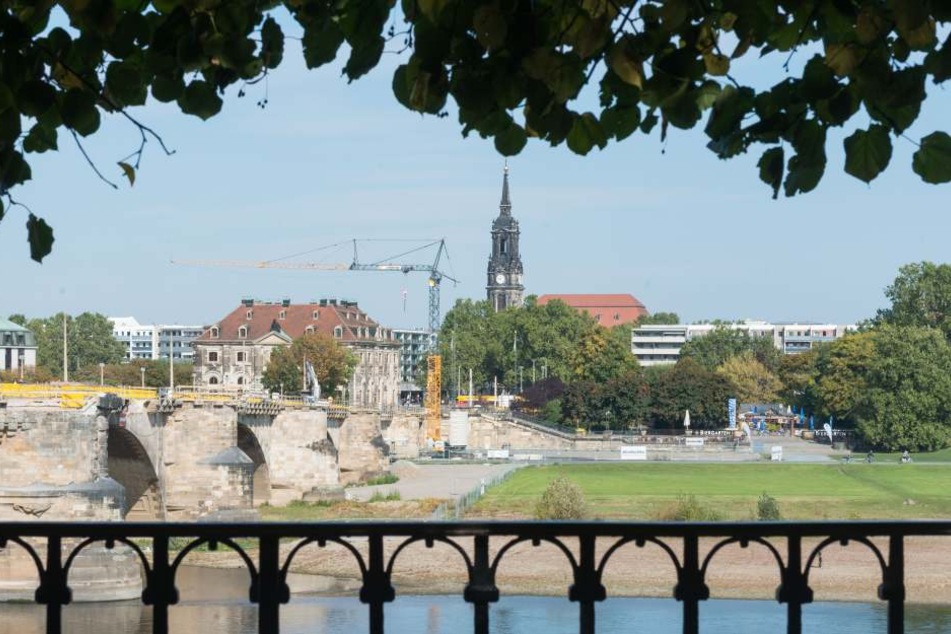 Am Königsufer auf Neustädter Seite sollen sich die Baukräne drehen. Wie
bebaut werden darf, soll ein Wettbewerbsverfahren klären.