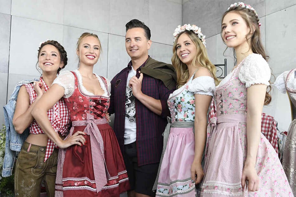 Andreas Gabalier (34) steht bei einer Präsentation einer Trachten-Kollektion zwischen den Models.