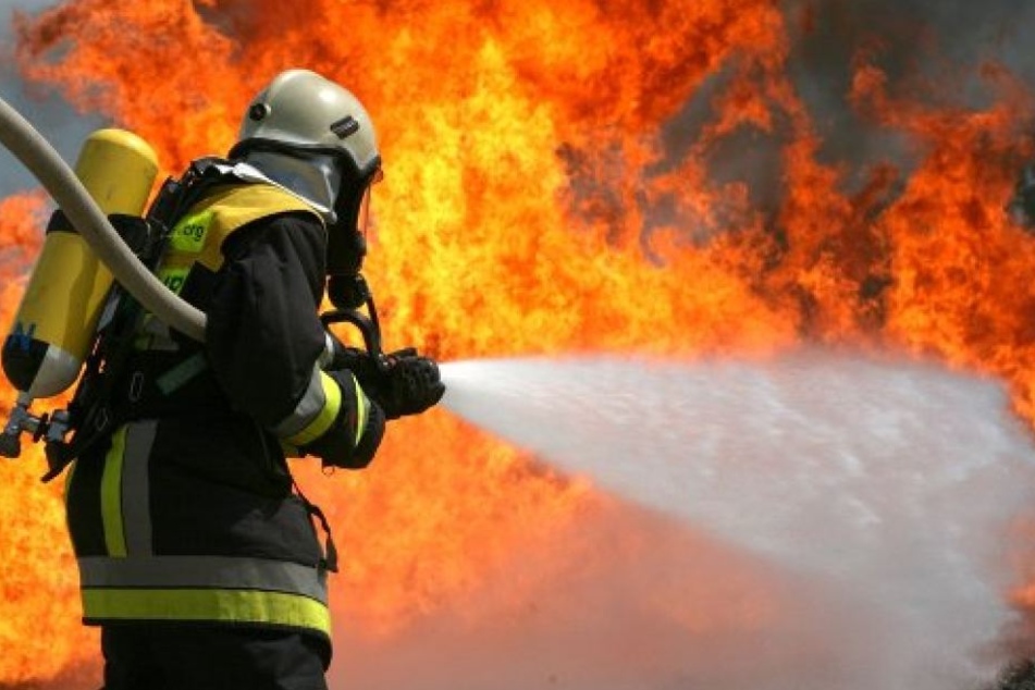 Die Feuerwehrmänner versuchten, die Flammen schnell unter Kontrolle zu bekommen. Dennoch entstand ein Sachschaden von 200.000 Euro. (Symbolbild)
