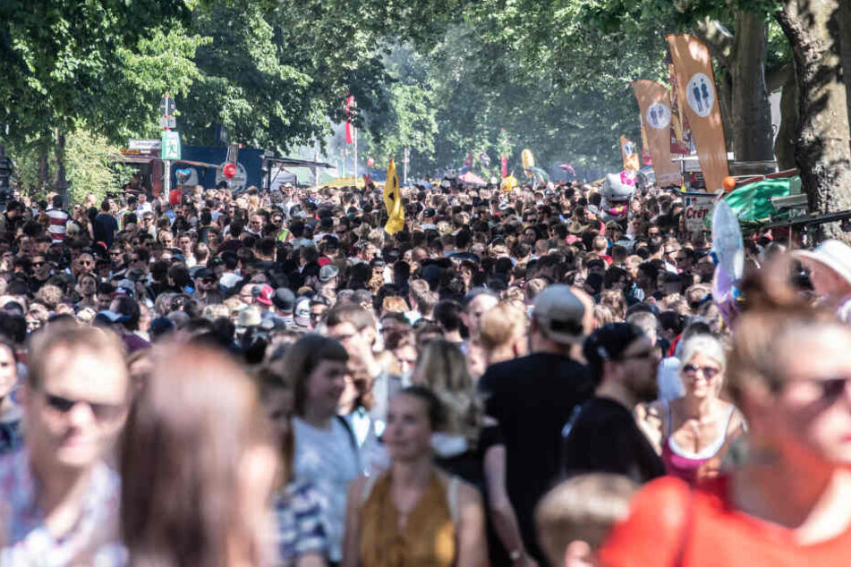 Auch am Sonntag werden wieder Tausende Teilnehmer beim Karneval der Kulturen erwartet.