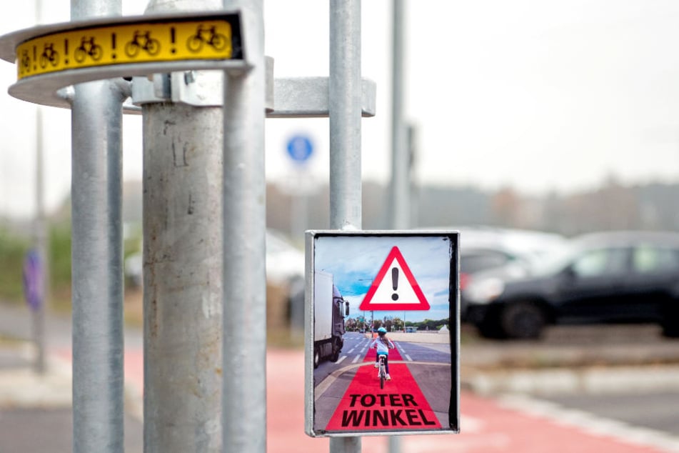 Mit diesem System sollen Lkw-Fahrer künftig vor Radfahrern im toten Winkel gewarnt werden.