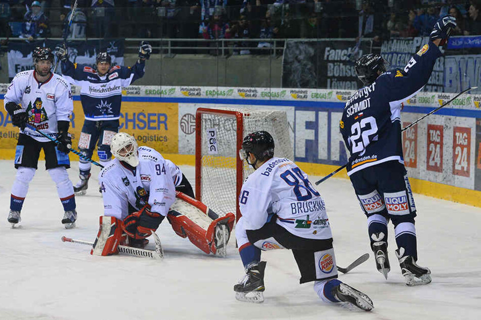 Jubel zum 2:0-Tor, Torschütze Tomas Schmidt (v.r.), und Marcel Rodman (hinten) haben Grund zur Freude.