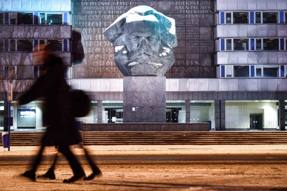 Grimmig schaut der "Nischel" drein: Chemnitz hat das größte
Karl-Marx-Monument - aber die Stadt noch keinen Plan, wie der 200.
Geburtstag des Denkers am 5. Mai gefeiert werden soll.