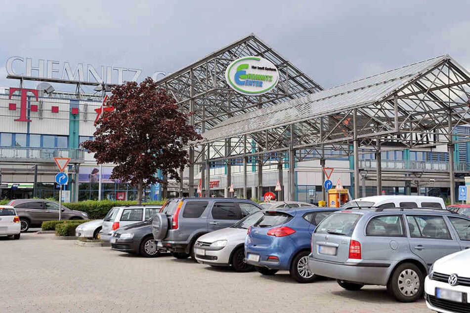Auf dem Parkplatz des Chemnitz Centers fuhr der 22-Jährige gegen einen Baum (Symbolbild).