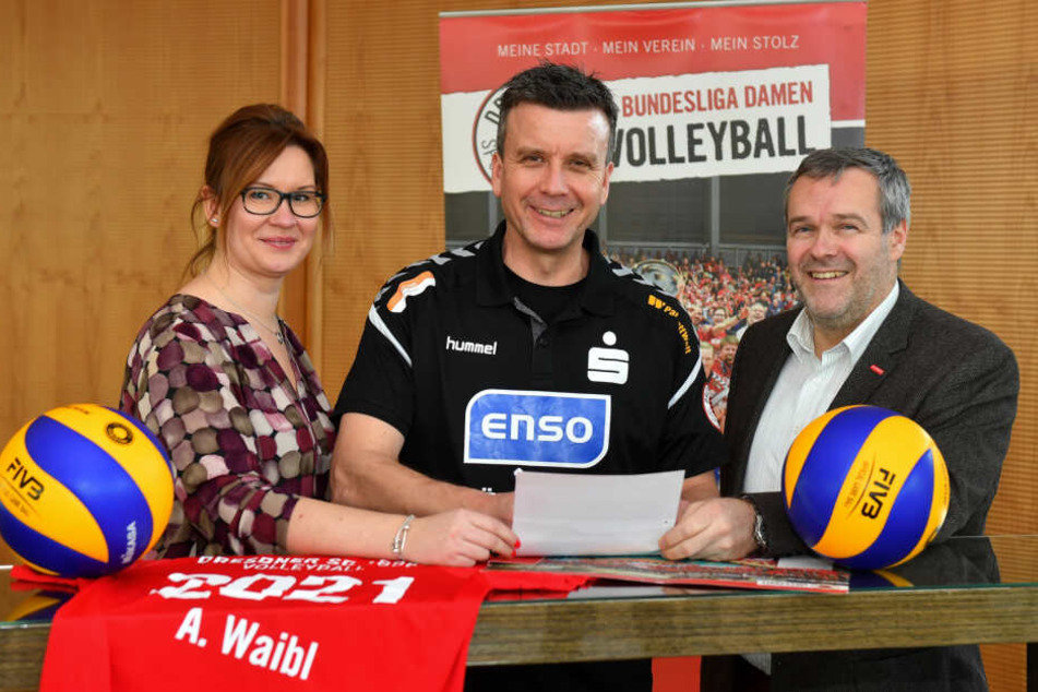 Alexander Waibl (hier bei seiner Vertragsverlängerung bis 2021) bekommt auch weiter das Vertrauen beim Dresdner SC. Der Vorstand steht hinter ihm.