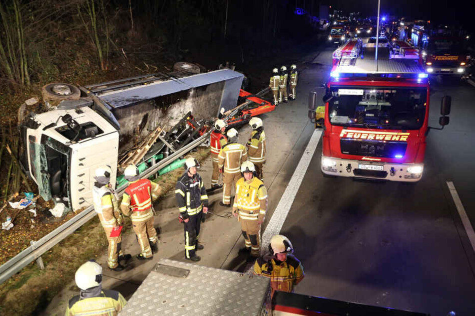Der Lkw durchbrach die Leitplanke auf der A17 und kippte anschließend um.
