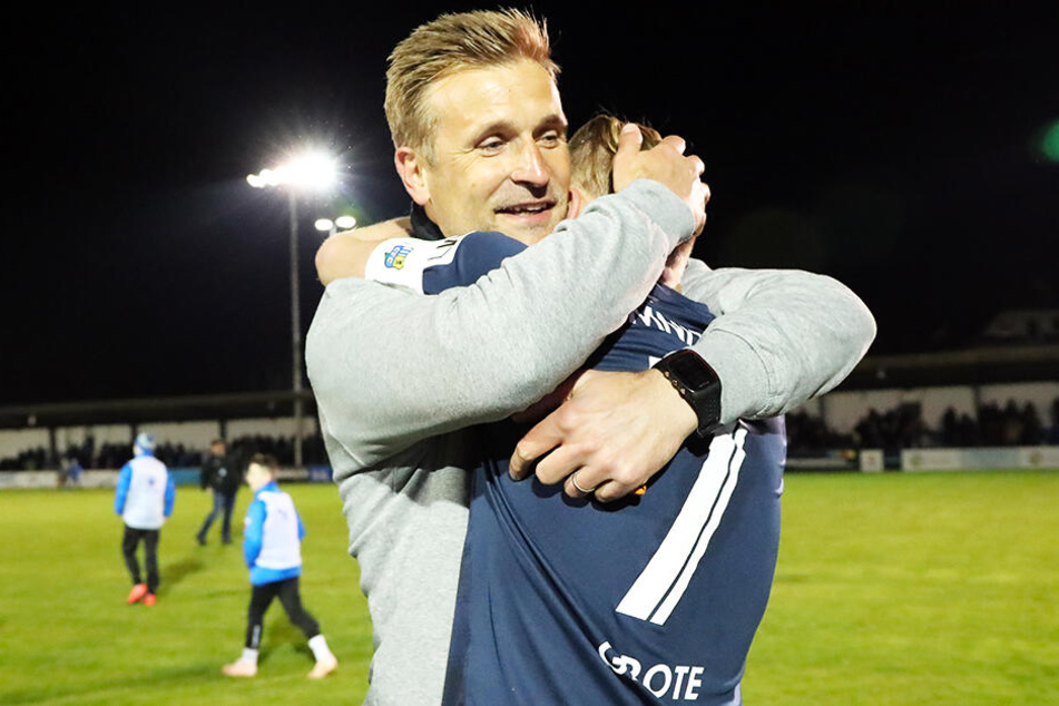 Der Trainer und sein Kapitän: David Bergner (l.) umarmte Dennis Grote.