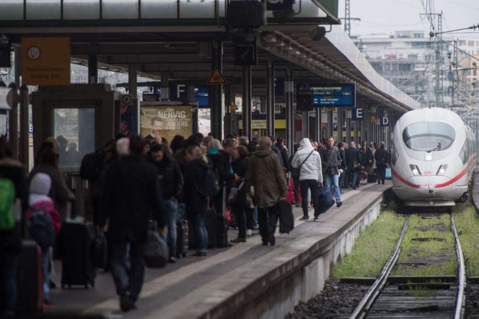 Auch Bahnreisende aus Baden-Württemberg müssen sich am Sonntag auf ausgefallene Züge einstellen. (Archivbild)