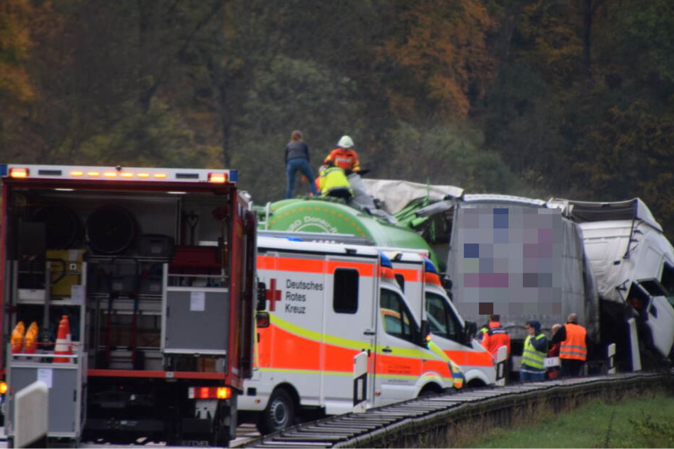 Zwei Menschen sollen bei dem Auffahrunfall am Stauende schwer verletzt worden sein.