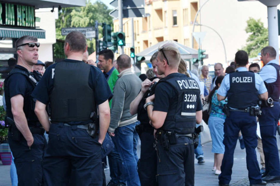 Polizisten während des Einsatzes an der Schule in Berlin-Wittenau. Der Täter konnte nun geschnappt werden.