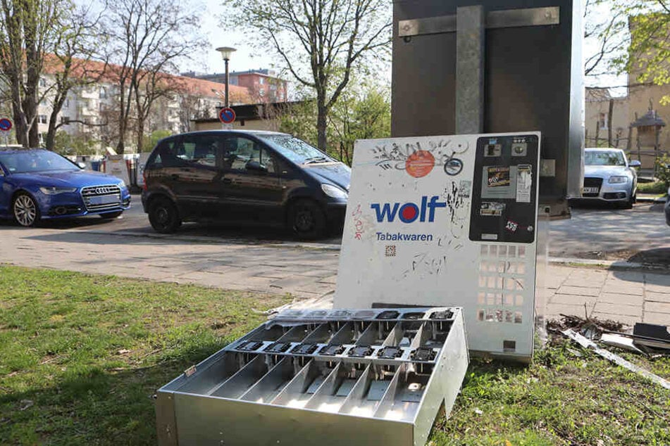 Auf der Marschnerstraße wurden auch Autos durch eine Automatensprengung beschädigt.