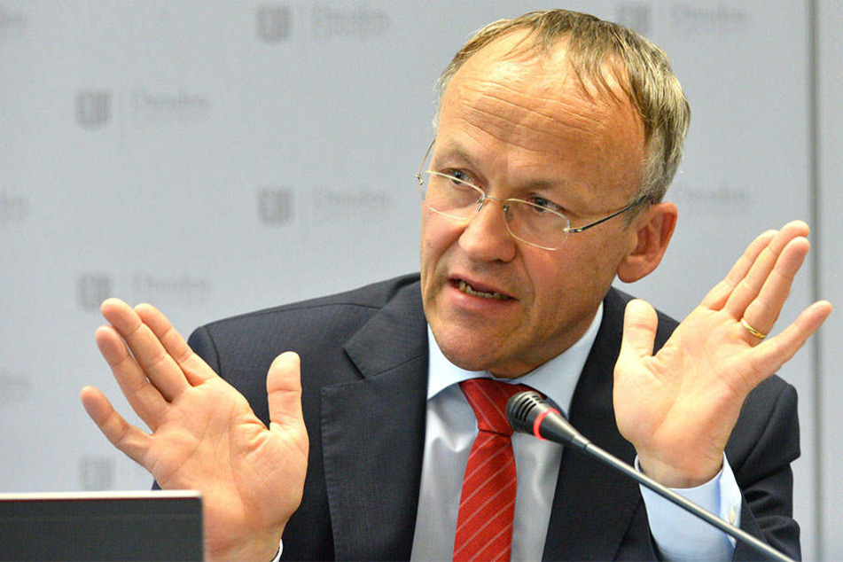 Finanzbürgermeister Dr. Peter Lames (53, SPD) muss 3,2 Millionen Euro extra ausgeben.