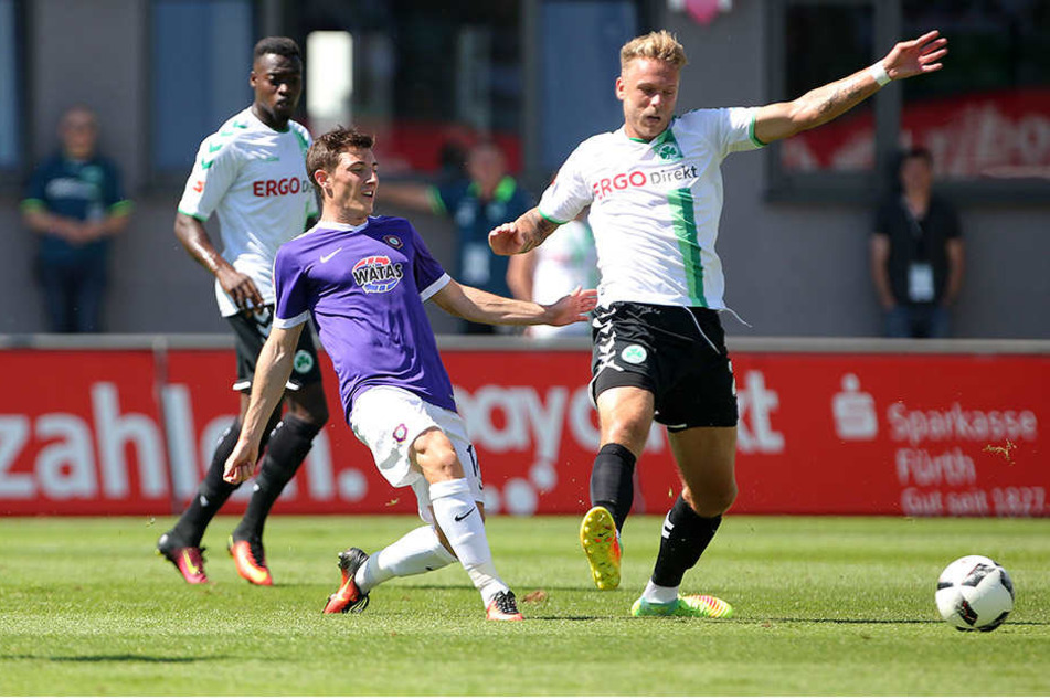 Dribbeln als Leidenschaft: Mario Kvesic gegen den Fürther Marcel Franke (der
in der Nachspielzeit die Auer Niederlage besiegelte).