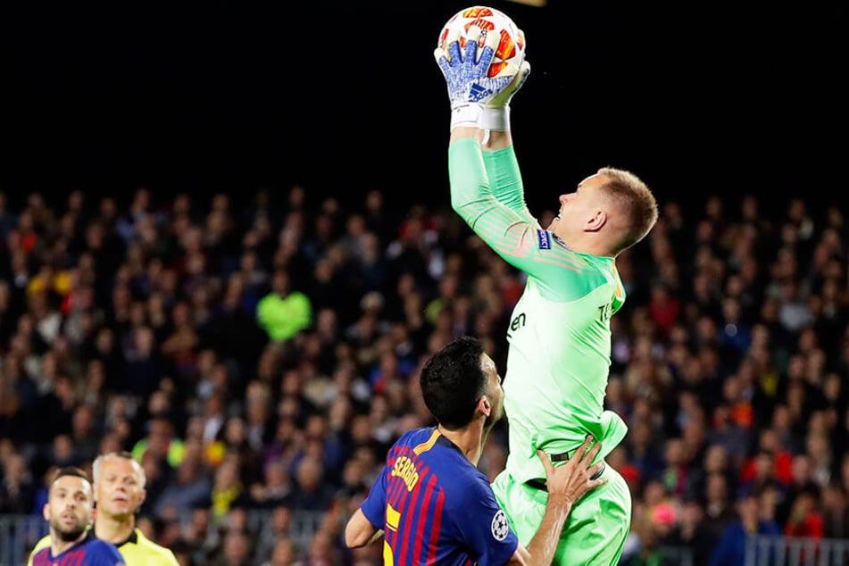Marc-André ter Stegen (l.) sicherte Barcelona mit mehreren Paraden die zwischendurch knappe Führung.