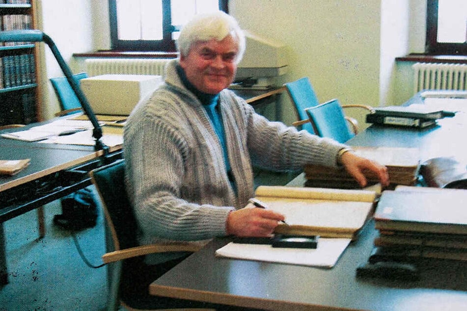 Ortschronist Roland Trojovsky (75) versucht seit Jahren, dem Hohwald-Geheimnis auf die Spur zu kommen. Besuche in Archiven gehören zu seiner Recherche dazu.