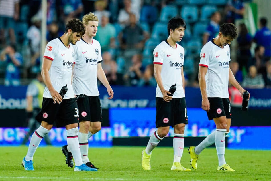Hängende Köpfe bei den Kickern der Eintracht nach der Europa-League-Playoff-Niederlage in Straßburg.
